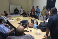 Ketua PWI Jawa Timur Lutfil Hakim dan pengurus menerima perwakilan aksi demo para wartawan.