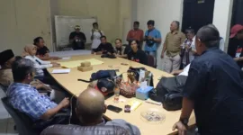 Ketua PWI Jawa Timur Lutfil Hakim dan pengurus menerima perwakilan aksi demo para wartawan.