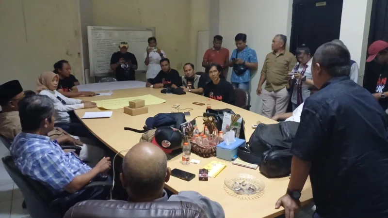 Ketua PWI Jawa Timur Lutfil Hakim dan pengurus menerima perwakilan aksi demo para wartawan.