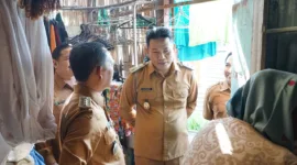 Plt Bupati Sidoarjo Subandi datang langsung melakukan inspeksi mendadak (sidak) ke rumah Indayanti di Desa Semampir.