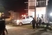 Tim medis dari puskesmas setempat dan aparat kepolisian saat di TKP.