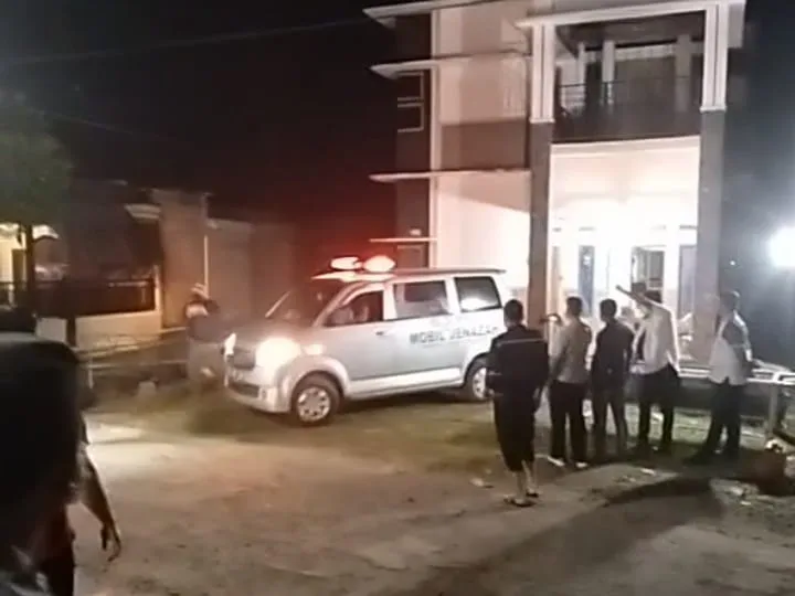 Tim medis dari puskesmas setempat dan aparat kepolisian saat di TKP.