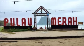 Pantai Pulau Merah.