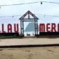 Pantai Pulau Merah.
