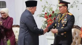 Ketua DPD RI AA LaNyalla Mahmud Mattalitti memberikan selamat kepada Kapolri Jenderal Listyo Sigit Prabowo. (foto: ist)