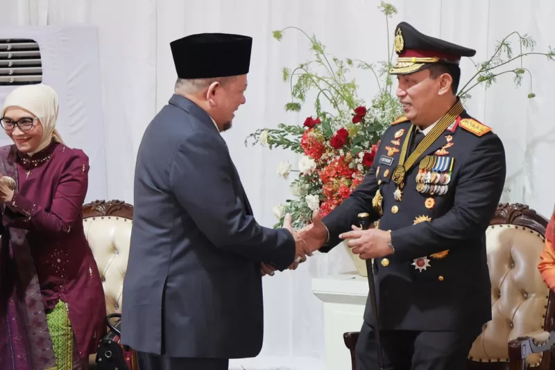Ketua DPD RI AA LaNyalla Mahmud Mattalitti memberikan selamat kepada Kapolri Jenderal Listyo Sigit Prabowo. (foto: ist)