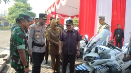 Kapolresta Sidoarjo Komisaris Besar Polisi Christian Tobing cek anggota usai laksanakan Apel Gelar Pasukan Operasi Patuh Semeru 2024.