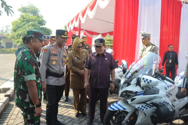 Kapolresta Sidoarjo Komisaris Besar Polisi Christian Tobing cek anggota usai laksanakan Apel Gelar Pasukan Operasi Patuh Semeru 2024.