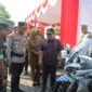 Kapolresta Sidoarjo Komisaris Besar Polisi Christian Tobing cek anggota usai laksanakan Apel Gelar Pasukan Operasi Patuh Semeru 2024.