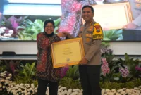 Menteri Sosial RI Tri Rismaharini menyerahkan penghargaan kepada Polresta Sidoarjo, yang diterima langsung oleh Kapolresta Sidoarjo Komisaris Besar Polisi Christian Tobing di Jakarta, Senin (8/7/2024).