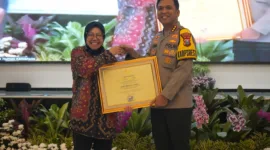 Menteri Sosial RI Tri Rismaharini menyerahkan penghargaan kepada Polresta Sidoarjo, yang diterima langsung oleh Kapolresta Sidoarjo Komisaris Besar Polisi Christian Tobing di Jakarta, Senin (8/7/2024).