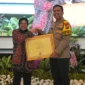 Menteri Sosial RI Tri Rismaharini menyerahkan penghargaan kepada Polresta Sidoarjo, yang diterima langsung oleh Kapolresta Sidoarjo Komisaris Besar Polisi Christian Tobing di Jakarta, Senin (8/7/2024).