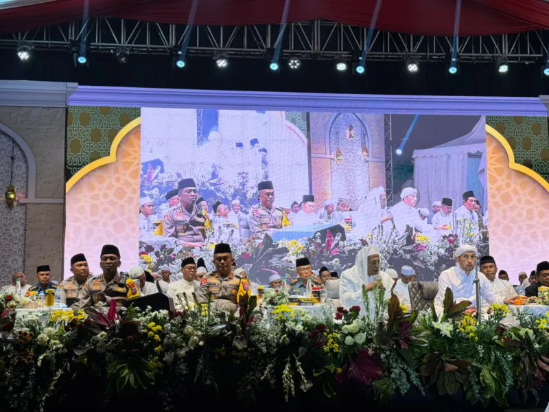Acara Polresta Sidoarjo bersholawat dan ceramah kebangsaan dalam rangka Hari Bhayangkara ke-78 di GOR Sidoarjo, Senin (15/7/2024) malam, berlangsung khidmat dan semarak.