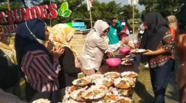 Hj Mimik Idayana Bacawabup Sidoarjo saat bagikan makan gratis kepada warga Desa Pertapan Maduretno Taman, Jum'at (9/8).
