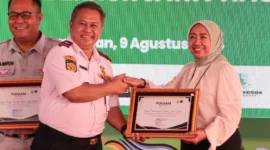 Kepala Dishub Jatim Dr. Nyono serahkan piagam kepada Direktur Kepatuhan bankjatim Umi Rodiyah dalam acara Peresmian Operasional bus Trans Jatim Koridor IV (Gresik - Lamongan) dan Trans Jatim Luxury di Alun-Alun Lamongan. 