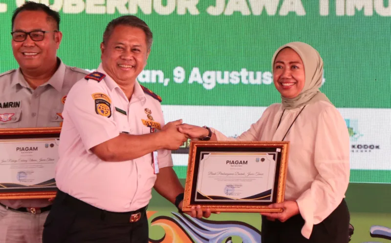 Kepala Dishub Jatim Dr. Nyono serahkan piagam kepada Direktur Kepatuhan bankjatim Umi Rodiyah dalam acara Peresmian Operasional bus Trans Jatim Koridor IV (Gresik - Lamongan) dan Trans Jatim Luxury di Alun-Alun Lamongan. 