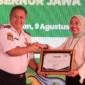 Kepala Dishub Jatim Dr. Nyono serahkan piagam kepada Direktur Kepatuhan bankjatim Umi Rodiyah dalam acara Peresmian Operasional bus Trans Jatim Koridor IV (Gresik - Lamongan) dan Trans Jatim Luxury di Alun-Alun Lamongan. 