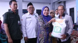 Plt. Ketua TP PKK Kabupaten Sidoarjo Hj. Sriatun secara simbolis serahkan bantuan pangan beras kepada warga di Kecamatan Waru.