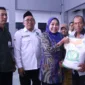 Plt. Ketua TP PKK Kabupaten Sidoarjo Hj. Sriatun secara simbolis serahkan bantuan pangan beras kepada warga di Kecamatan Waru.