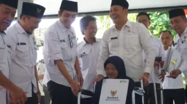 Plt Bupati Subandi bersama Baznas Sidoarjo serahkan bantuan pada warga di Kecamatan Tarik.