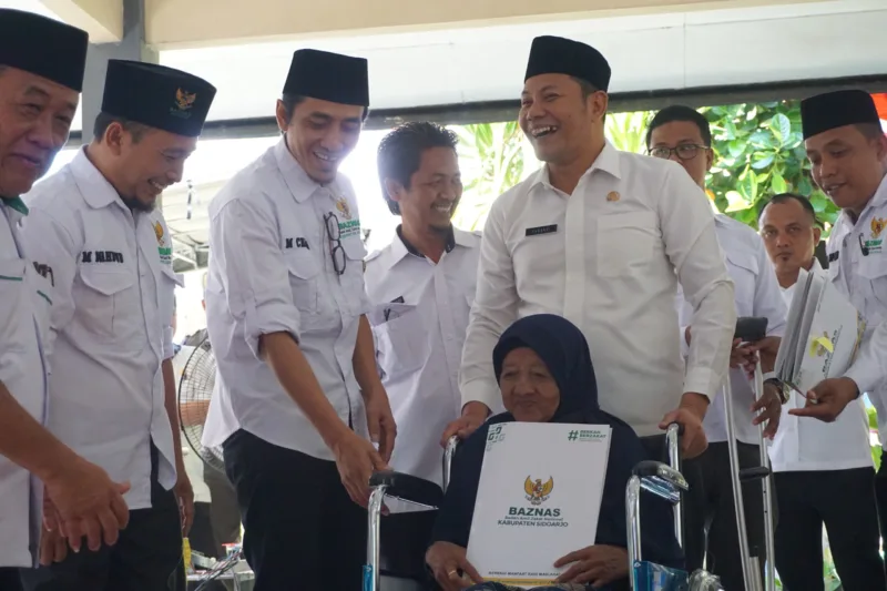 Plt Bupati Subandi bersama Baznas Sidoarjo serahkan bantuan pada warga di Kecamatan Tarik.