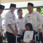 Plt Bupati Subandi bersama Baznas Sidoarjo serahkan bantuan pada warga di Kecamatan Tarik.
