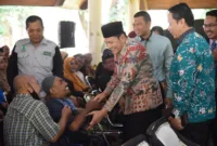 Plt Bupati Subandi samperin penyandang disabilitas yang jadi peserta bimtek.
