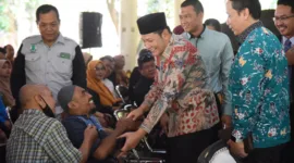 Plt Bupati Subandi samperin penyandang disabilitas yang jadi peserta bimtek.