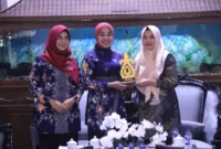 Ketua GOW Sumbawa Barat Neni Apriatifud Syaifuddin, S.Pd.  serahkan cinderamata ke Ketua Gabungan Organisasi Wanita (GOW) Kabupaten Sidoarjo dr. Hj. Sriatun Subandi di Pendopo Delta Wibawa.