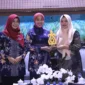 Ketua GOW Sumbawa Barat Neni Apriatifud Syaifuddin, S.Pd.  serahkan cinderamata ke Ketua Gabungan Organisasi Wanita (GOW) Kabupaten Sidoarjo dr. Hj. Sriatun Subandi di Pendopo Delta Wibawa.