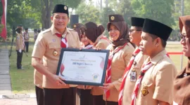 Plt. Bupati Sidoarjo, Subandi sekaligus Ketua Kwartir Cabang (Kwarcab) Sidoarjo menjadi inspektur upacara pada peringatan Hari Pramuka ke-63 Tahun 2024 di Alun-alun Kabupaten Sidoarjo pada Rabu (14/8). 