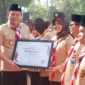 Plt. Bupati Sidoarjo, Subandi sekaligus Ketua Kwartir Cabang (Kwarcab) Sidoarjo menjadi inspektur upacara pada peringatan Hari Pramuka ke-63 Tahun 2024 di Alun-alun Kabupaten Sidoarjo pada Rabu (14/8). 