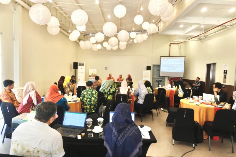 Penandatanganan dokumen perjanjian kerjasama (MoU) antara PT BPR Delta Artha dengan Dinas Perumahan, Permukiman, Cipta Karya dan Tata Ruang (DP2CKTR) Kabupaten Sidoarjo, dan pihak ketiga dari USAID IUWASH, di Luminor Hotel, pada Kamis (15/8).