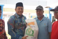 Plt Bupati Subandi serahkan bantuan pangan beras kepada warga Sidoarjo.