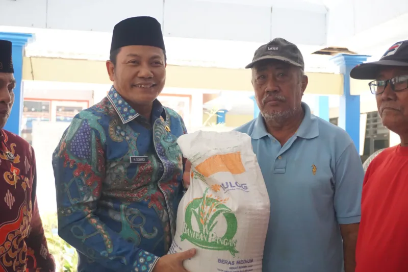 Plt Bupati Subandi serahkan bantuan pangan beras kepada warga Sidoarjo.