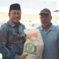 Plt Bupati Subandi serahkan bantuan pangan beras kepada warga Sidoarjo.