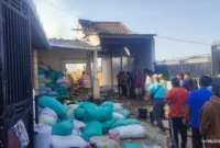 Warga setempat bersama Damkar melakukan pemadaman api di area Gudang padi.