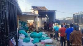 Warga setempat bersama Damkar melakukan pemadaman api di area Gudang padi.