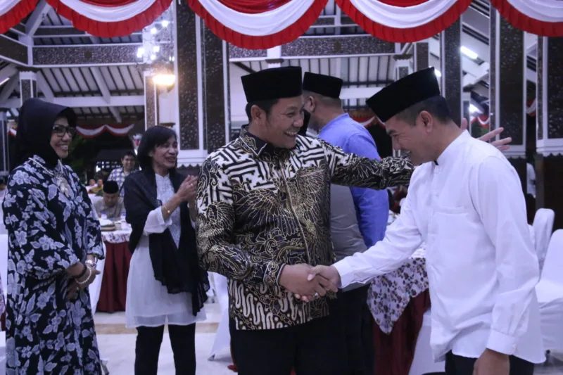 Plt Bupati Subandi dalam acara malam tasyakuran HUT ke-79 RI di Pendopo Delta Wibawa.