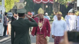 Plt Bupati Sidoarjo Subandi menjadi inspektur upacara HUT ke-79 RI di Alun-alun Sidoarjo.