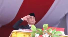 Menko PMK Muhadjir Effendy menjadi inspektur upacara dalam rangka memperingati HUT ke-79 Republik Indonesia di Kota Tual, Provinsi Maluku, pada Sabtu (17/8/2024).