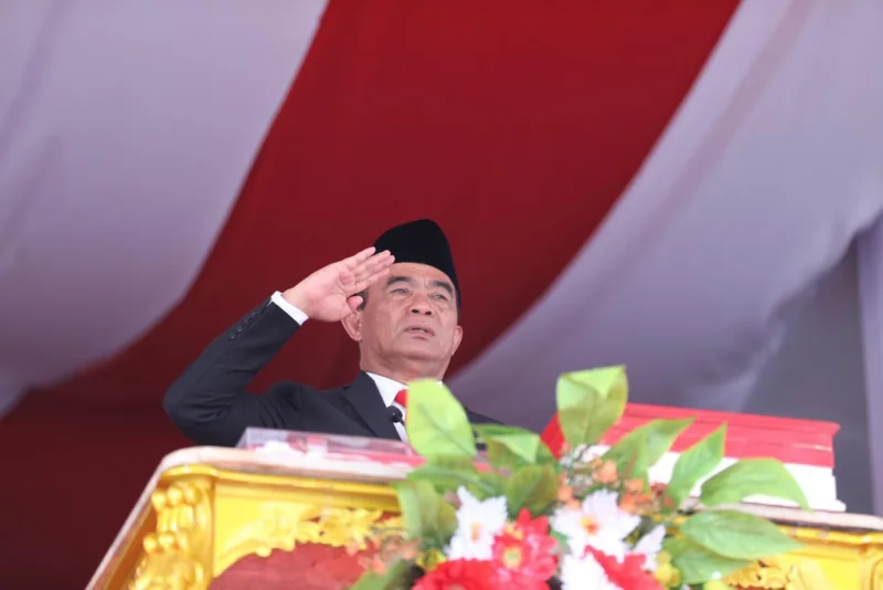 Menko PMK Muhadjir Effendy menjadi inspektur upacara dalam rangka memperingati HUT ke-79 Republik Indonesia di Kota Tual, Provinsi Maluku, pada Sabtu (17/8/2024).