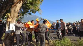 Petugas melakukan upaya evakuasi jasad korban. 