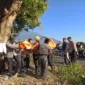 Petugas melakukan upaya evakuasi jasad korban. 