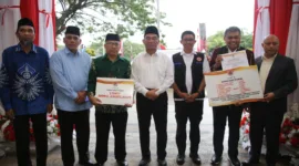 Menko Muhadjir bersama BNPB serah bantuan logistik di kota Ambon.