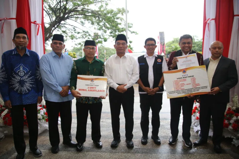 Menko Muhadjir bersama BNPB serah bantuan logistik di kota Ambon.