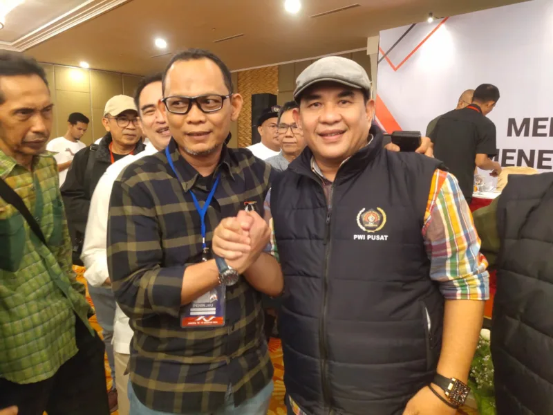  Zulmansyah Sekedang (bertopi) terpilih jadi Ketua Umum (Ketum) Persatuan Wartawan Indonesia (PWI) periode 2023-2028. 
