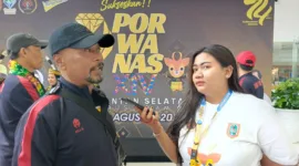 Wakil Komandan Kontingen Porwarnas Jatim, Meiga Ridwan (bertopi).