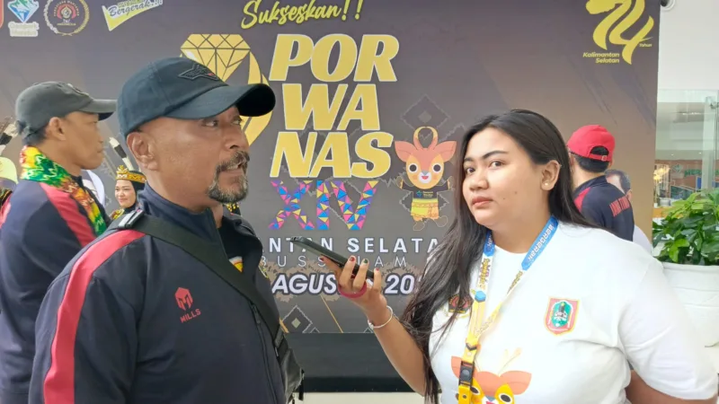 Wakil Komandan Kontingen Porwarnas Jatim, Meiga Ridwan (bertopi).