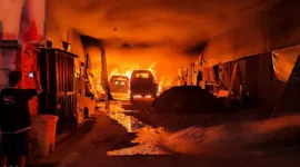 Sebuah toko material bangunan plus 3 unit mobil alami kebakaran di Jl. Ciliwung, Kelurahan/ Kecamatan Taman, Kota Madiun, Jawa Timur,  Selasa pagi (20/8/2024).